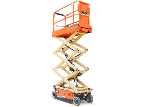 Plataforma elevatória JLG 1930ES em operação, ideal para trabalho em altura com segurança e eficiência.