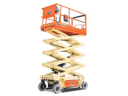 Plataforma elevatória JLG 2646ES em operação, ideal para trabalho em altura com segurança e eficiência.