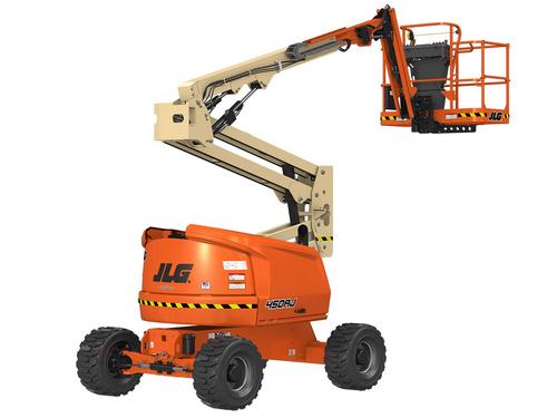 Plataforma elevatória JLG 450AJ em operação, ideal para trabalho em altura com segurança e eficiência.