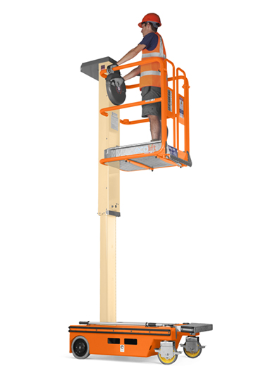 Plataforma elevatória JLG EcoLift 70 em operação, ideal para trabalho em altura sem necessidade de energia elétrica.