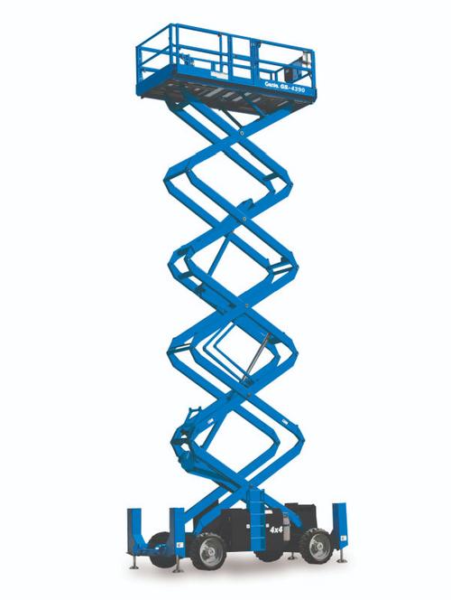 Plataforma elevatória GS-5390 RT da Genie em operação, ideal para trabalho em altura com robustez e eficiência em terrenos acidentados.