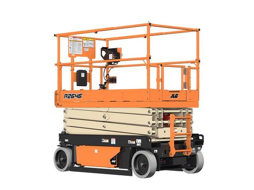 Plataforma elevatória JLG 2646R em uso, ideal para construção civil e manutenção industrial, proporcionando acesso seguro a alturas de até 9,92 metros.