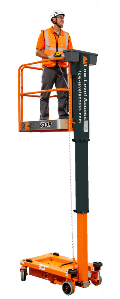 Plataforma elevatória JLG 830P em operação em ambiente de construção, ideal para trabalhar em altitudes moderadas com segurança.
