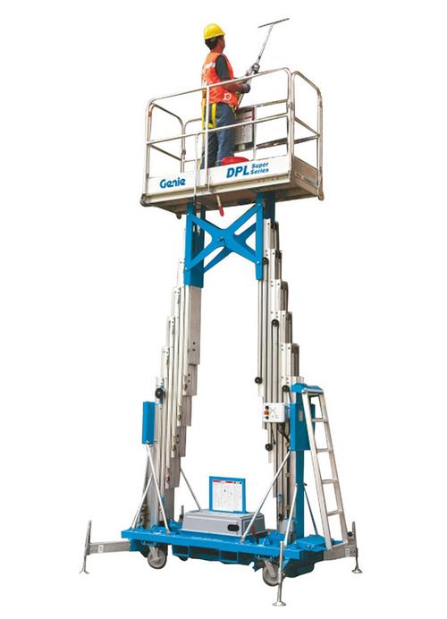 Plataforma elevatória Skyjack SJ 3226 em operação, ideal para trabalho em altura com segurança e eficiência.