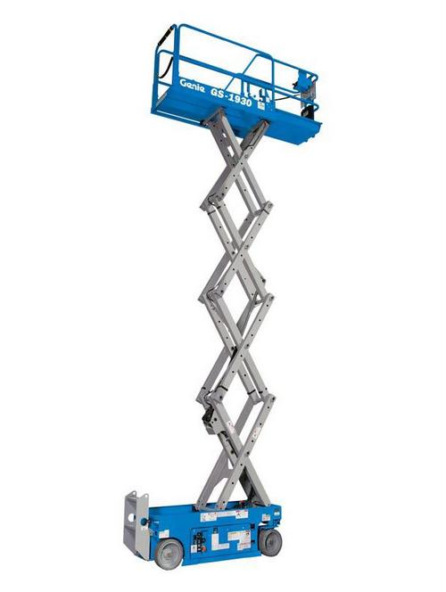 Plataforma elevatória GS-1932 da Genie em operação, ideal para trabalho em altura com segurança e eficiência.