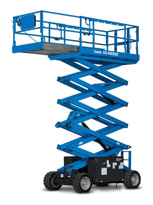 Plataforma elevatória GS-2669 RT da Genie em operação, ideal para trabalho em altura em terrenos acidentados.