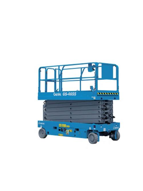 Plataforma elevatória GS-4655 da Genie em operação, ideal para acesso seguro a alturas elevadas em ambientes de construção e manutenção industrial.