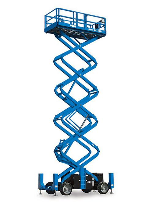 Plataforma elevatória GS-4390 RT da Genie em operação, ideal para trabalhos em altura e terrenos difíceis.