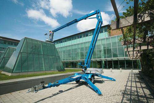 Plataforma elevatória Genie TZ-34/20 em operação, ideal para trabalho em altura com segurança e eficiência.
