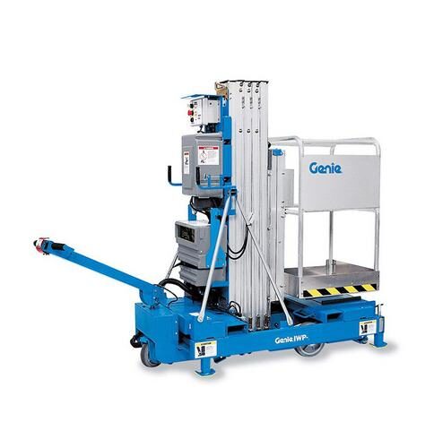 Plataforma elevatória IWP-25S da Genie em operação, ideal para trabalho em altura com segurança e eficiência.