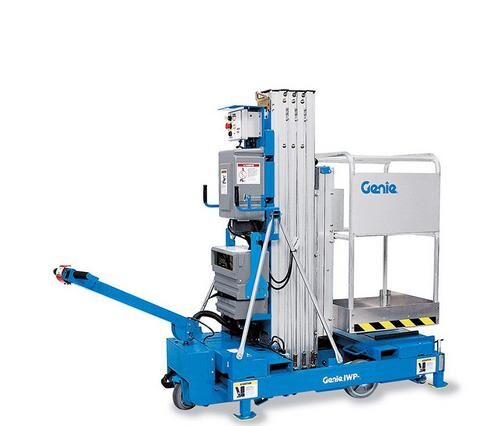 Plataforma elevatória Genie IWP-20S em operação, ideal para acesso seguro em manutenção industrial e construção civil.