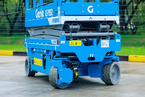 Locação de plataformas elevatórias em operação segura para serviços em altura, ideal para construção civil, manutenção industrial e eventos.